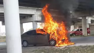 Reportan incendio de un vehículo en el periférico de Mérida 