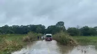 Inundación en la carretera Candelaria-Miguel Hidalgo daña a vehículos de transporte 