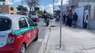 Segundo accidente del día en la avenida Gobernadores en Campeche: taxi impacta a moto patrulla