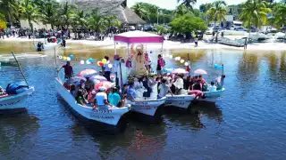 Fieles acompañan a la Virgen de las Mercedes en procesión marítima en Champotón   
