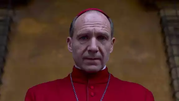 La serie narra la forma en la que se elige a un Papa
