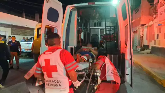 Paramédicos de la Cruz Roja Mexicana trasladaron a los lesionados al hospital para una valoración Paramédicos de la Cruz Roja Mexicana trasladaron a los lesionados al hospital para una valoración