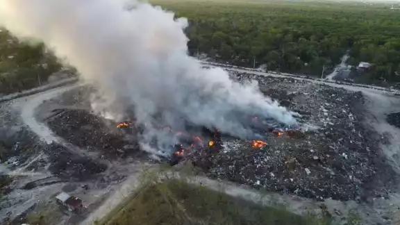 La nube negra de humo se extendió por varios kilómetros. La nube negra de humo se extendió por varios kilómetros.