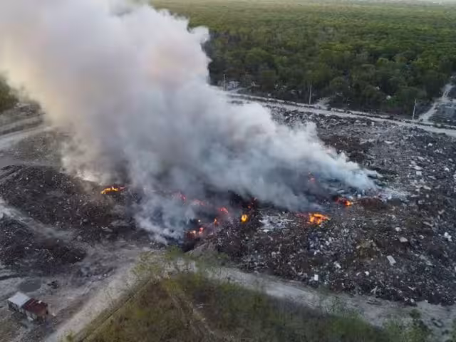 La nube negra de humo se extendió por varios kilómetros.