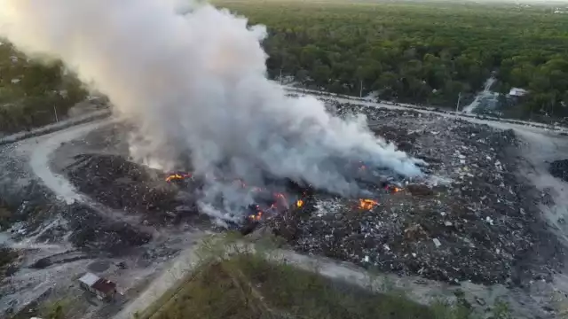 La nube negra de humo se extendió por varios kilómetros.