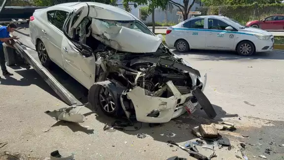 El auto quedó destrozado del frente tras el impacto.