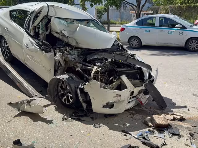 El auto quedó destrozado del frente tras el impacto.