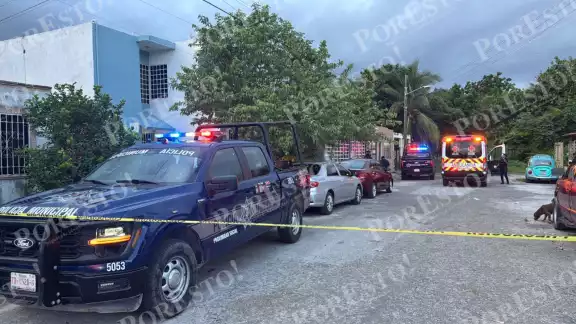 Paramédicos acudieron al sitio a atender a la mujer, para después llevarla al hospital Paramédicos acudieron al sitio a atender a la mujer, para después llevarla al hospital