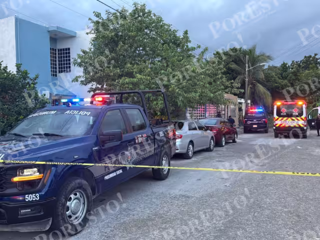 Paramédicos acudieron al sitio a atender a la mujer, para después llevarla al hospital