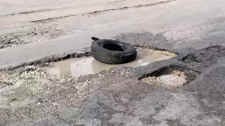 Los baches no son el único, problema, también hay coladeras tapadas que provocan inundaciones