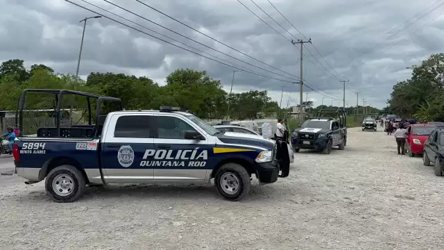 Testigos afirman haber visto al menos 10 hombres en motocicletas amenazando a la gente