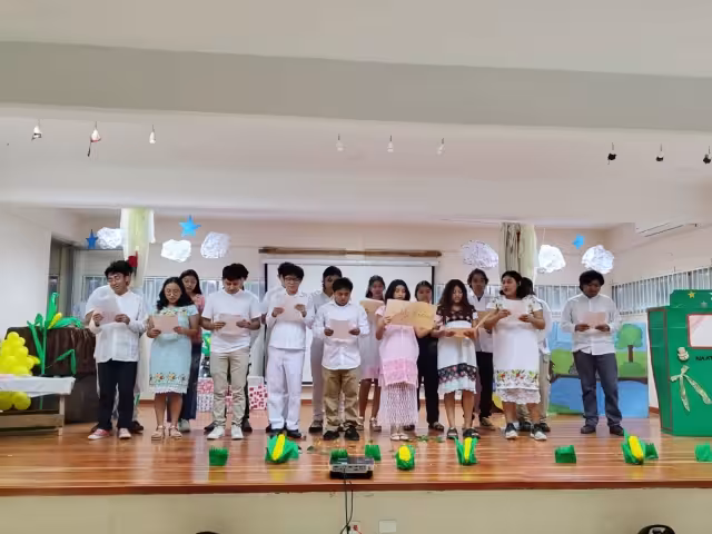Fue en el auditorio de la escuela donde los estudiantes llevaron a cabo obras de teatro, interpretaciones de poesía y más