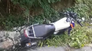 Muere motociclista tras luchar varios días por su vida; se impactó contra un muro   