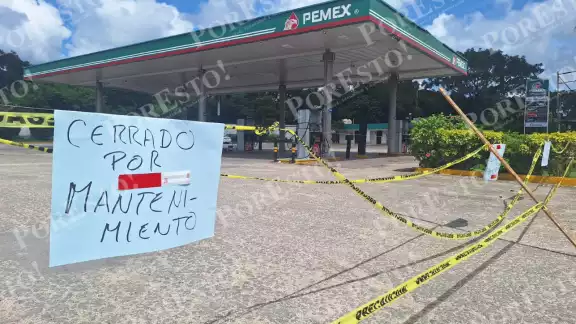 Conductores de vehículos llegan y al ver cerrado el lugar se trasladan otra estación de gasolina Conductores de vehículos llegan y al ver cerrado el lugar se trasladan otra estación de gasolina