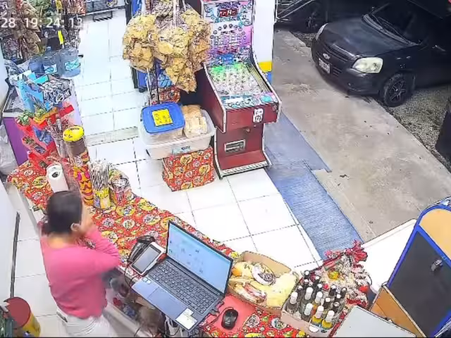 Video de cámara de vigilancia graba robo en tienda de 24 horas.
