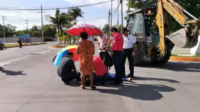 Una mujer y su hijo derraparon en su motoneta en la colonia Playa Norte debido a un perro que se atravesó en la calle.