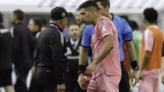 Duro castigo a Luis Suárez por escupir a rival; se pierde  la próxima Leagues Cup como sanción