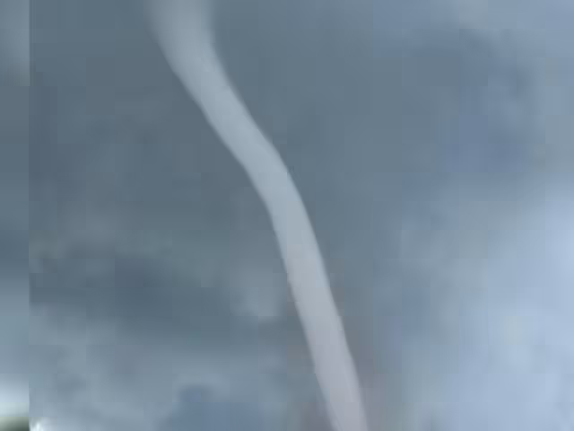 Tornado arrasa con árboles y techados de casas en Michoacán