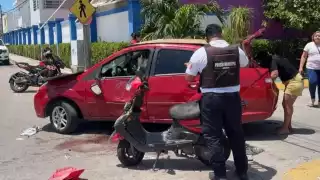 Pareja en moto termina con lesiones tras ser impactados por un coche en Ciudad del Carmen 