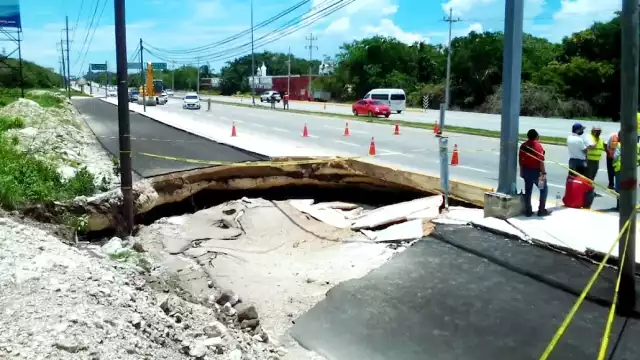 Entre los remedios, se sugiere un puente que cruce por esa parte de la Carretera Federal 307, evitando el río subterráneo