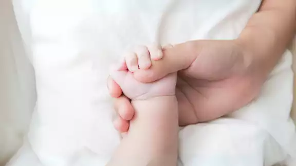 El nacimiento del bebé ocurrió dentro de la unidad 001. Vecinos denunciaron que el Centro de Salud local no cuenta con equipo para gestantes, ni cirugías