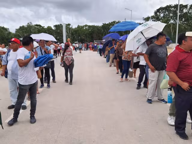 Playa del Carmen: Familias de la colonia Colosio se reúnen para entrega de títulos de propiedad
