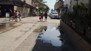 Aguas negras siguen afectando la Quinta Avenida de Playa del Carmen