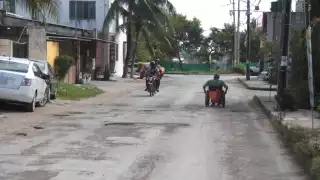   Calles inaccesibles y banquetas dañadas: El diario vivir de los vecinos en la SM 202 de Cancún  