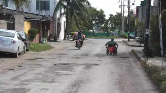 Debido a la mala calidad de banquetas, personas en silla de ruedas y bastón han sufrido caídas o prefieren ir por las calles