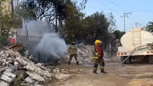 Los vulcanos lograron controlar el fuego desde el exterior.
