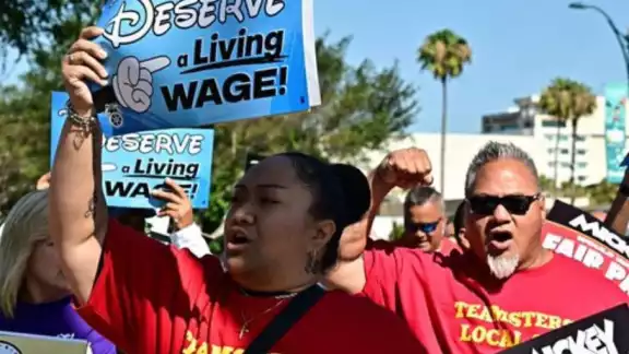 Miles de trabajadores de Disneylandia amenazan con irse a huelga, la primera en 40 años