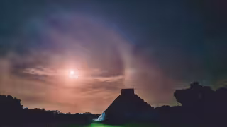 La Serpiente Lunar de Chichén Itzá es un fenómeno nocturno poco conocido