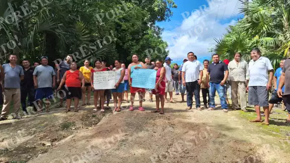 Habitantes de Trapich en Felipe Carrillo Puerto se manifiestan para exigir construcción de camino de acceso Habitantes de Trapich en Felipe Carrillo Puerto se manifiestan para exigir construcción de camino de acceso