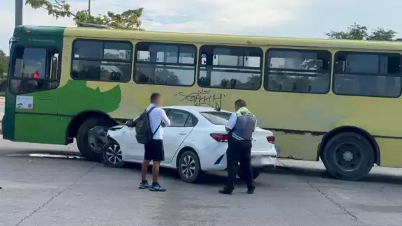 Minutos después, paramédicos a bordo de una ambulancia de la Cruz Roja mexicana llegaron en la zona para brindarle los primeros auxilios al lesionado