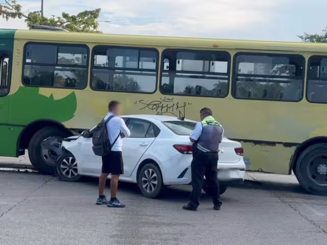 Minutos después, paramédicos a bordo de una ambulancia de la Cruz Roja mexicana llegaron en la zona para brindarle los primeros auxilios al lesionado
