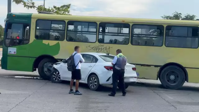Minutos después, paramédicos a bordo de una ambulancia de la Cruz Roja mexicana llegaron en la zona para brindarle los primeros auxilios al lesionado