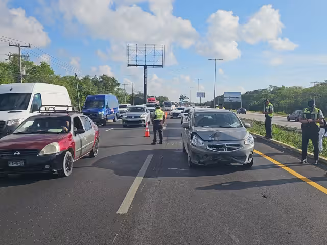 El conductor del automóvil, impactó con su parte frontal al motociclista, quien cayó a la cinta asfáltica