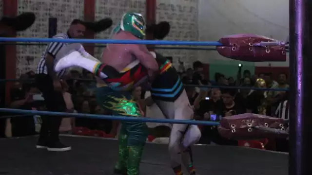 El Pez Volador” se fue con todo contra el Hijo de Máscara Sagrada