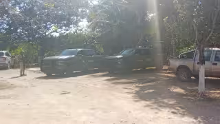 La caravana de vehículos patrulla ha generado expectación entre los residentes