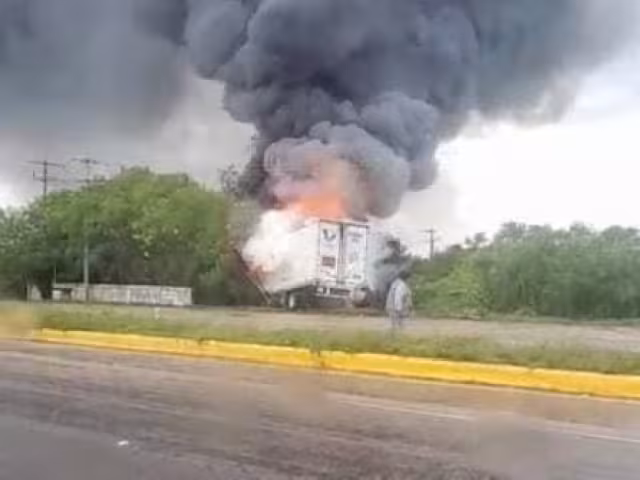 Camión destruido en accidente sobre la carretera federal Campeche-Mérida
