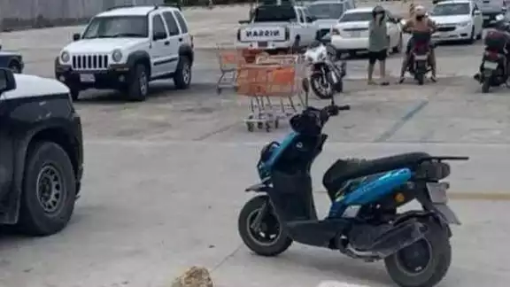 Los policías acudieron ante el reporte de robo y detuvieron al hombre que manejaba la motocicleta Los policías acudieron ante el reporte de robo y detuvieron al hombre que manejaba la motocicleta