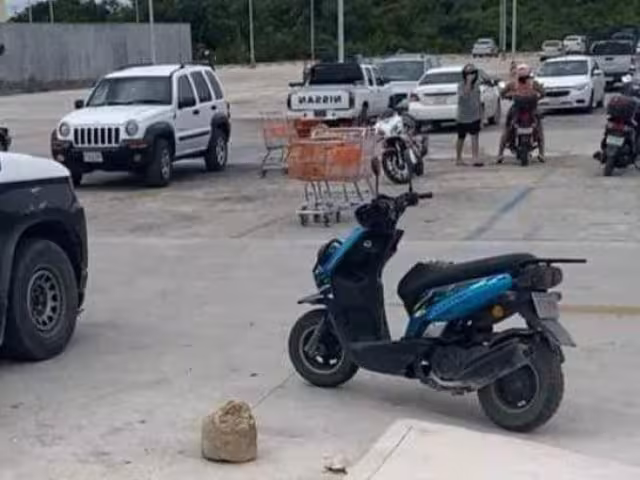 Los policías acudieron ante el reporte de robo y detuvieron al hombre que manejaba la motocicleta