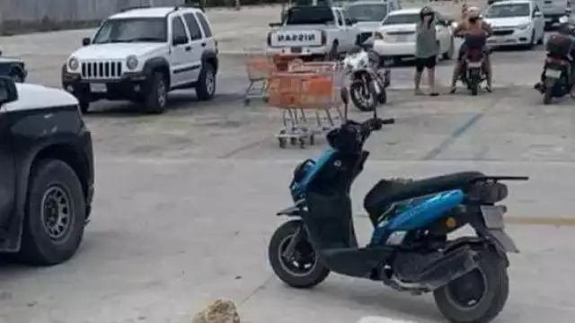 Los policías acudieron ante el reporte de robo y detuvieron al hombre que manejaba la motocicleta