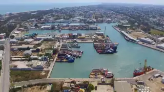 Empresarios clausuran oficinas de PEMEX en protesta por impagos