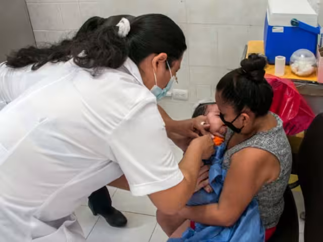 La Ssa exhortó a la población a verificar su esquema de vacunación, particularmente la aplicación de la vacuna SRP