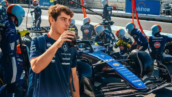 Colapinto protagonizó un momento curioso en los pits de Singapur Colapinto protagonizó un momento curioso en los pits de Singapur