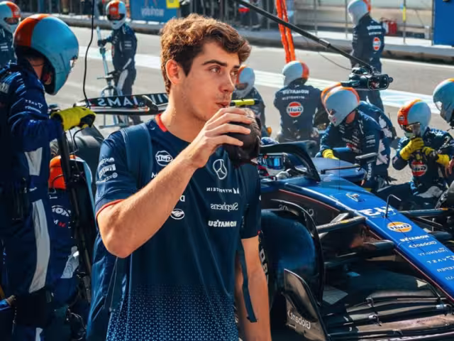 Colapinto protagonizó un momento curioso en los pits de Singapur