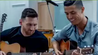 Messi y Cristiano sorprenden tocando guitarra juntos ¡No te acabes IA!
