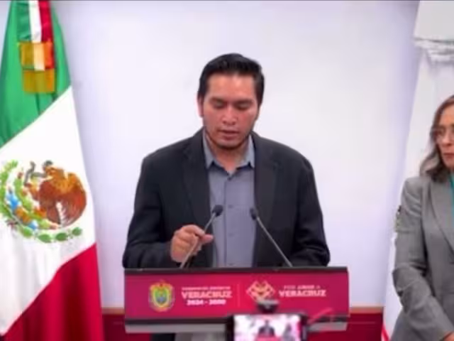 De acuerdo con la información oficial, Márquez Nava únicamente está titulado como médico cirujano y laboratorista químico