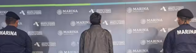 Uno de los hombres detenidos en el AICM